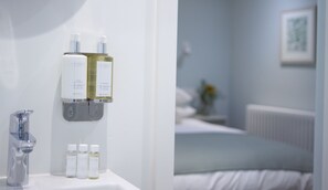 Een douche, een regendouche, designer toiletartikelen, een haardroger