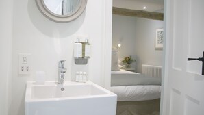 Chambre Double Tradition, 1 très grand lit | Lavabo de la salle de bain