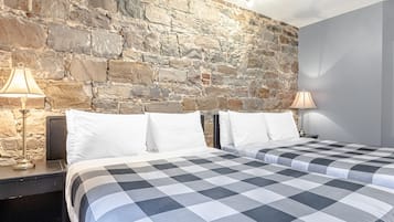 Escritorio, tabla de planchar con plancha, wifi gratis y ropa de cama