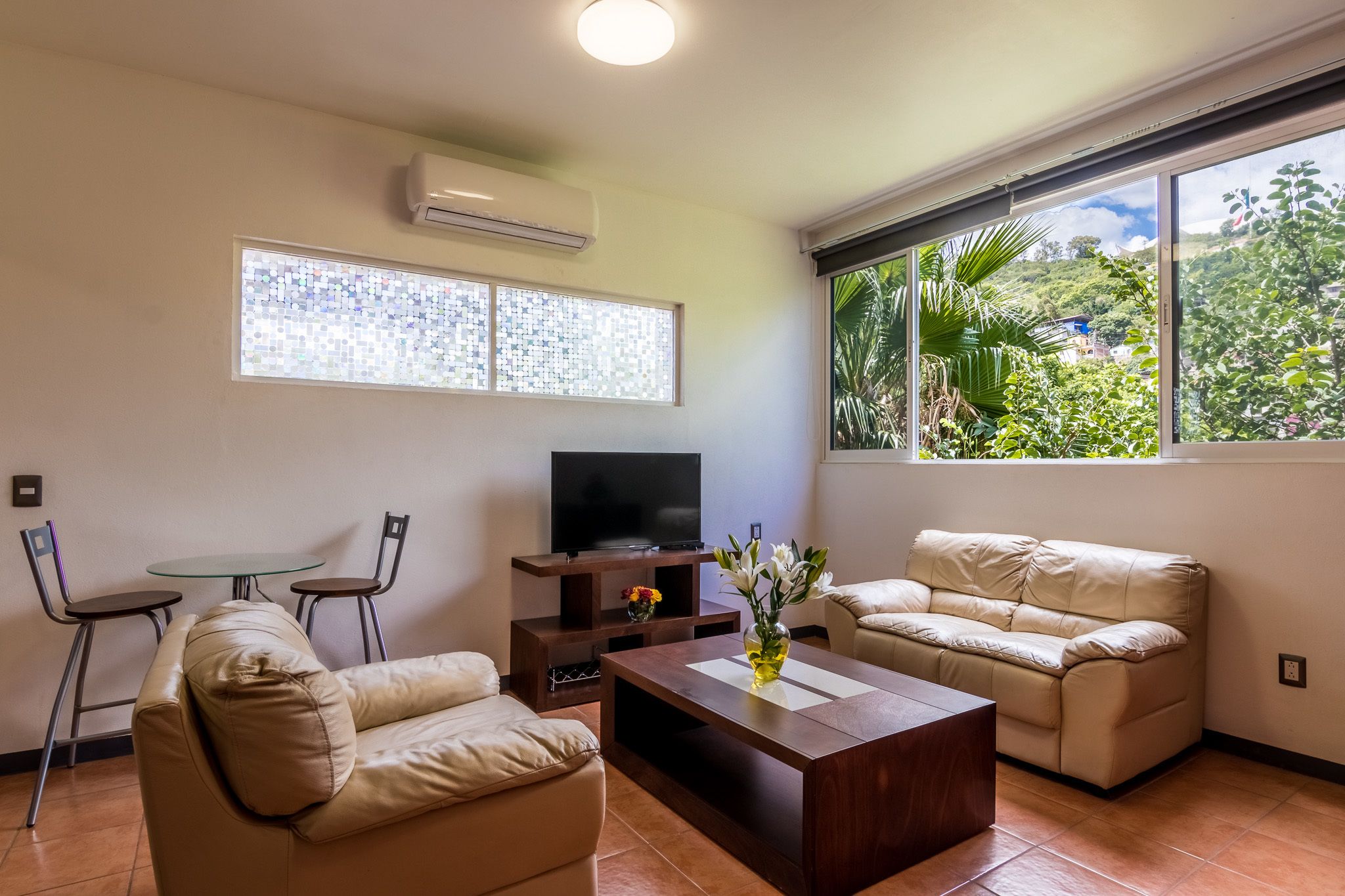 Caja de seguridad en la habitación, escritorio y cortinas blackout 