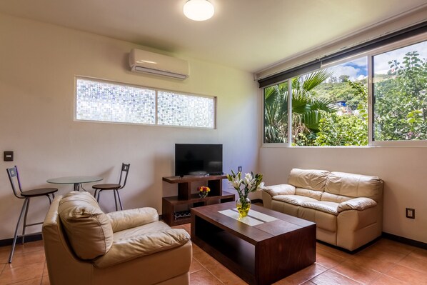 Junior Studio Suite, Refrigerator & Microwave