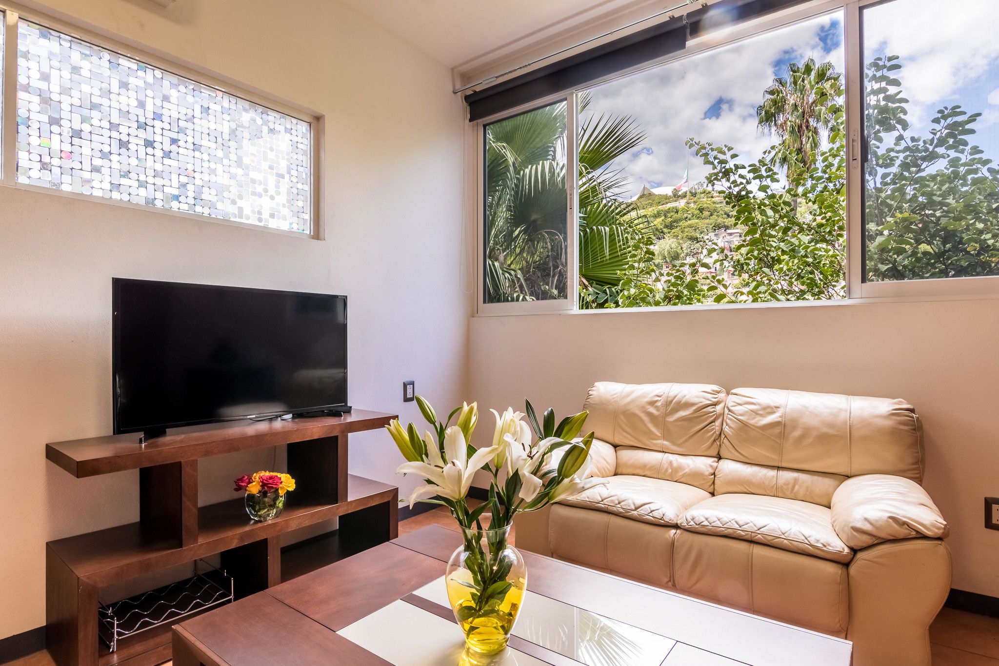 Caja de seguridad en la habitación, escritorio y cortinas blackout 