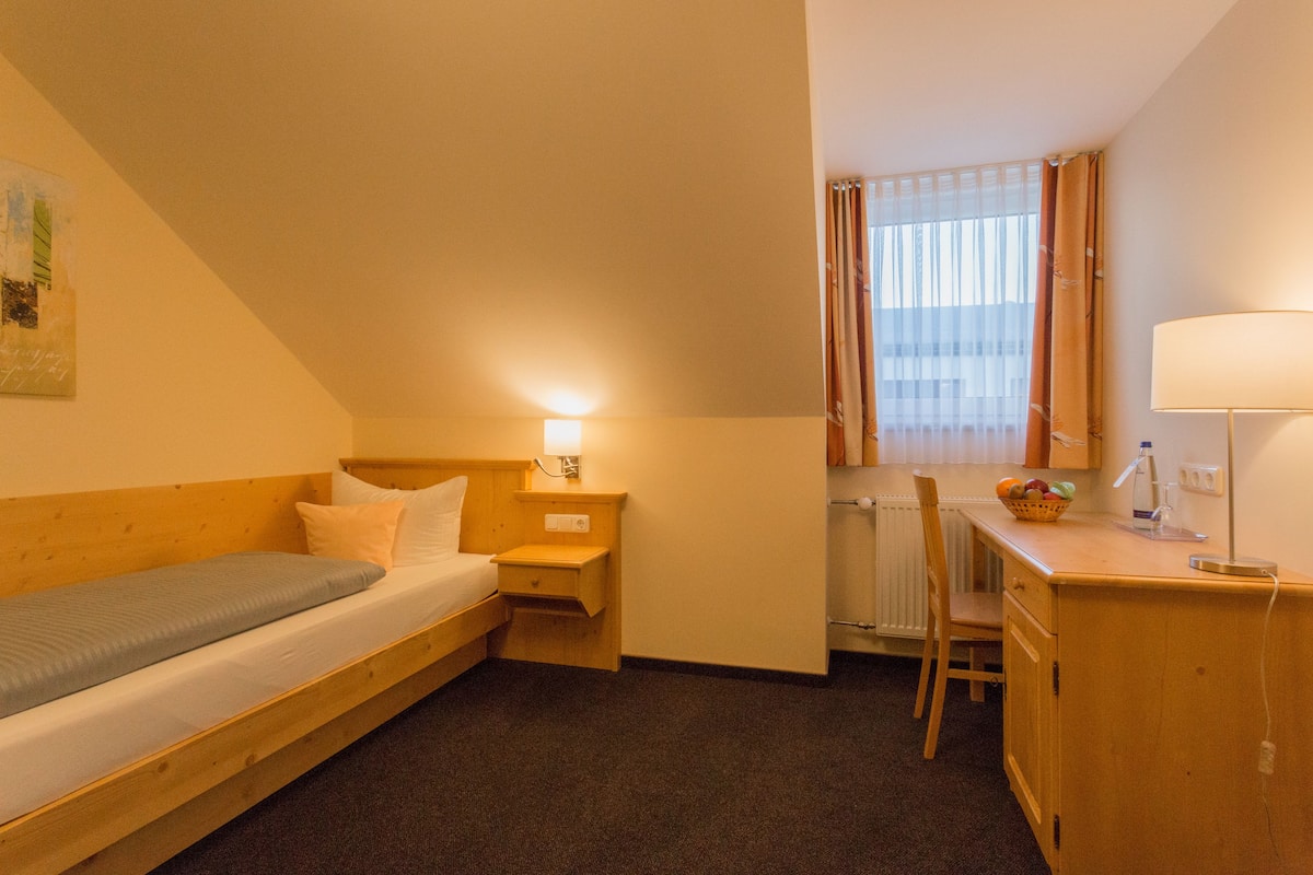 Habitación individual estándar | Ropa de cama de alta calidad y caja de seguridad en la habitación