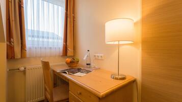 Standard Single Room | Premium bedding, in-room safe, desk, blackout drapes