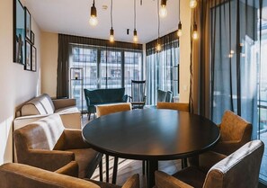 Full-size fridge, stovetop, dishwasher, cookware/dishes/utensils