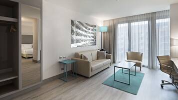 Hochwertige Bettwaren, Minibar, Zimmersafe, Schreibtisch