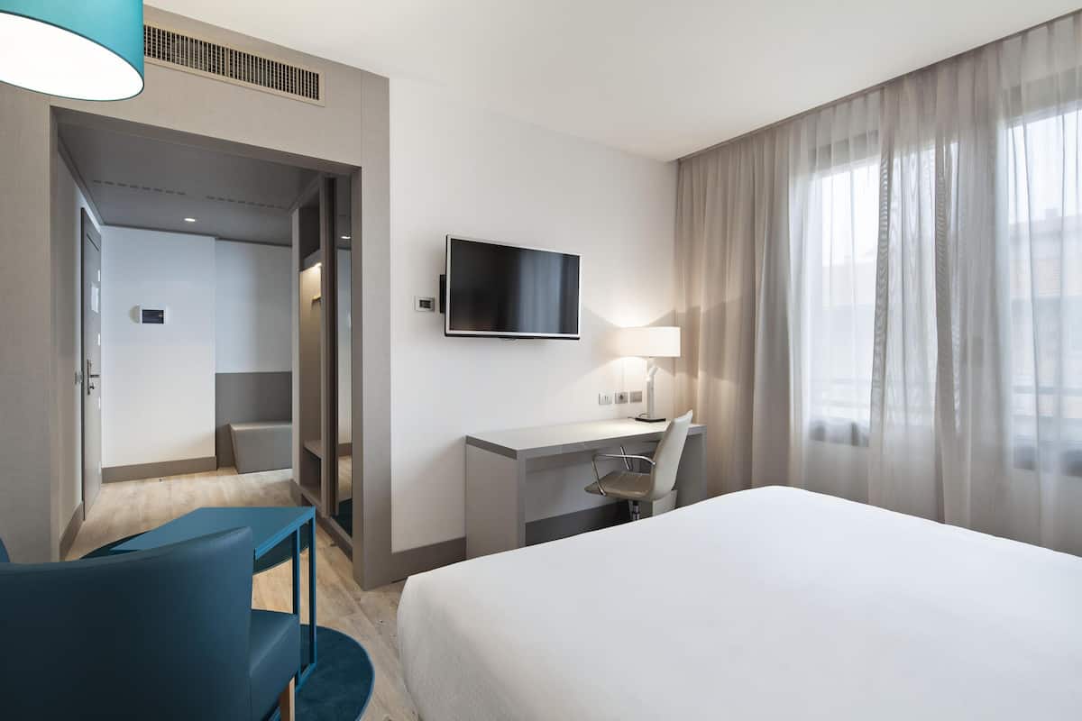 Roupas de cama premium, frigobar, cofres nos quartos, escrivaninha