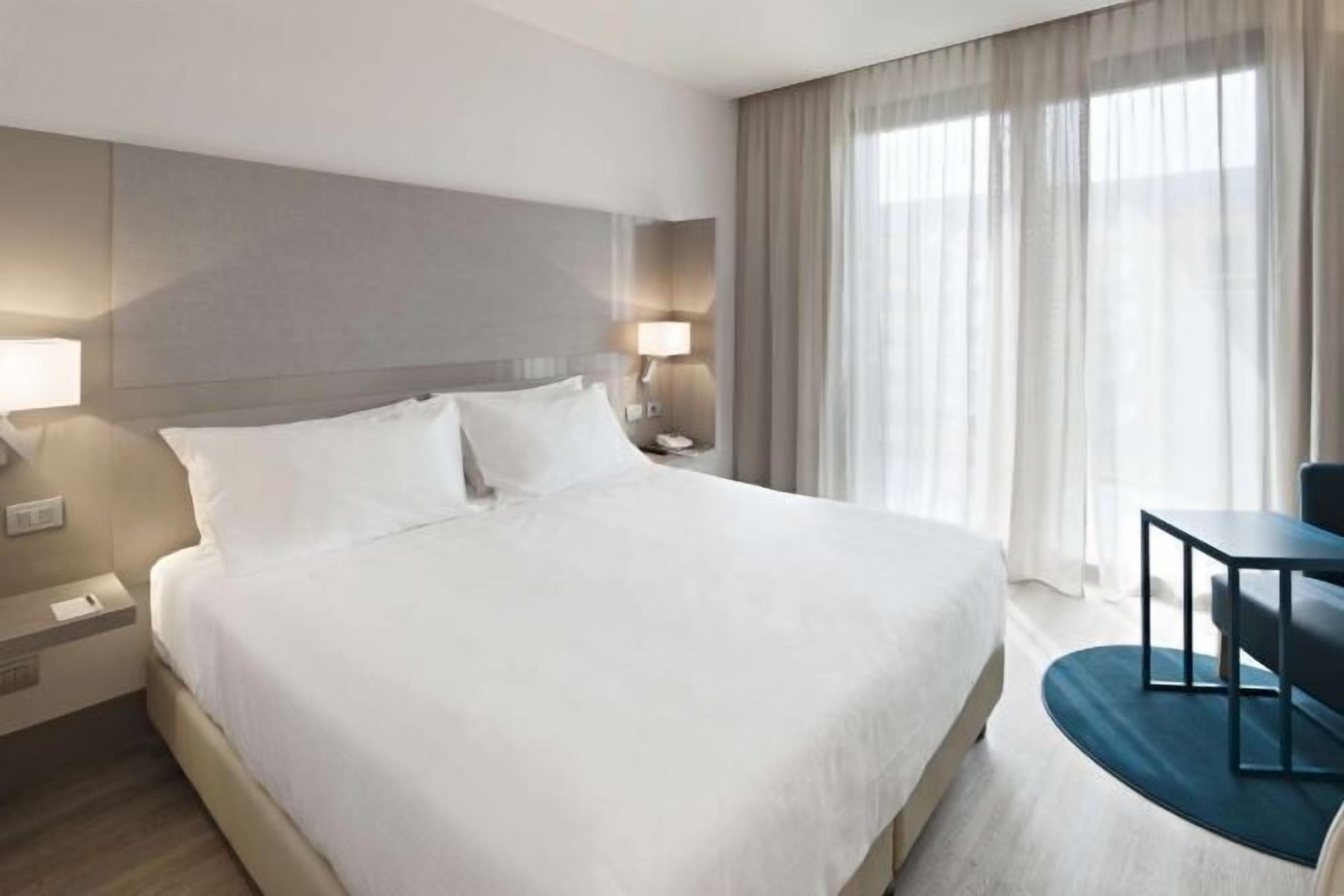 고급 침구, 미니바, 객실 내 금고, 책상