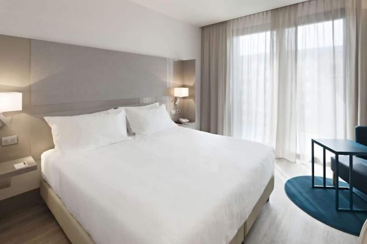 고급 침구, 미니바, 객실 내 금고, 책상