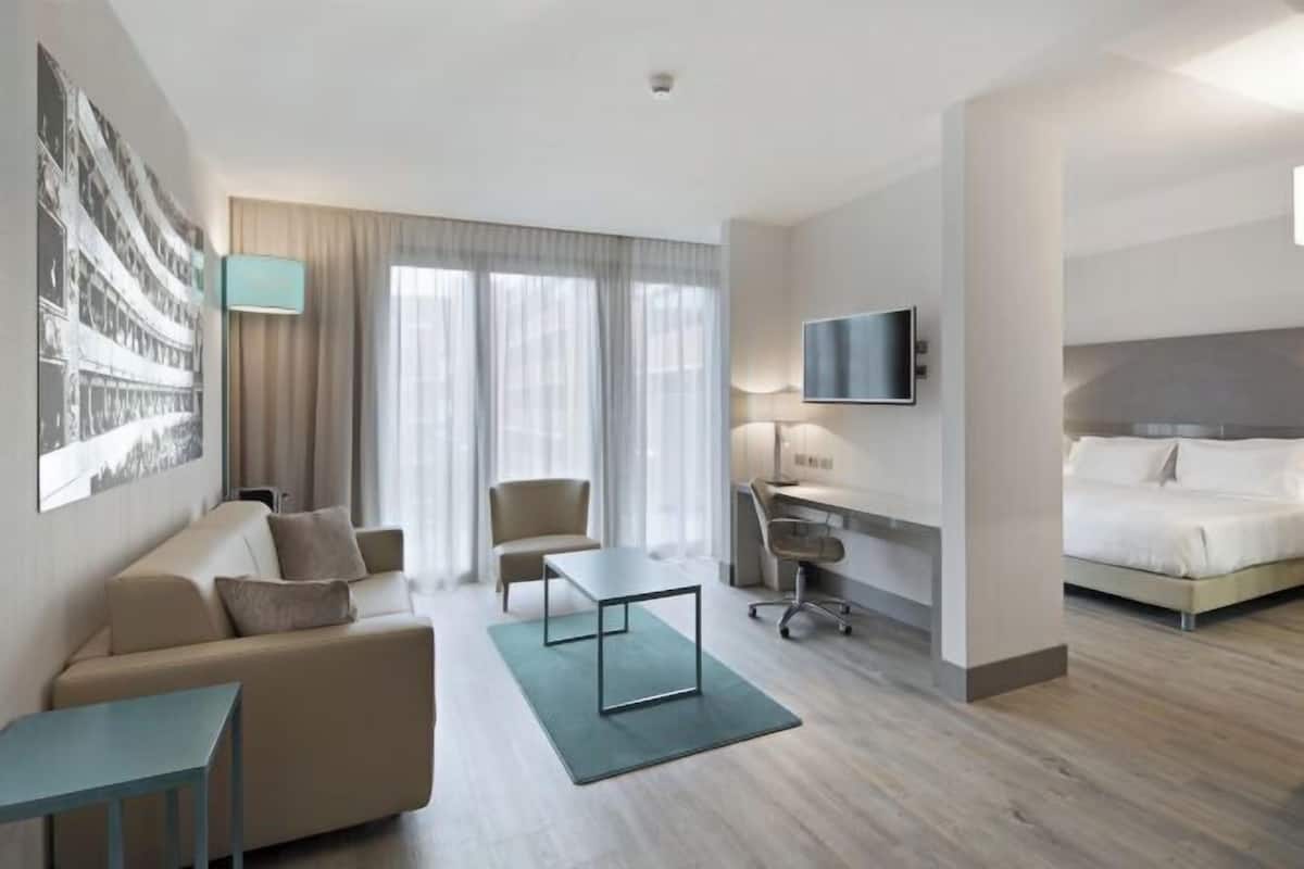 고급 침구, 미니바, 객실 내 금고, 책상