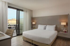 Kamar Superior, teras | Seprai premium, minibar, brankas, dan meja kerja