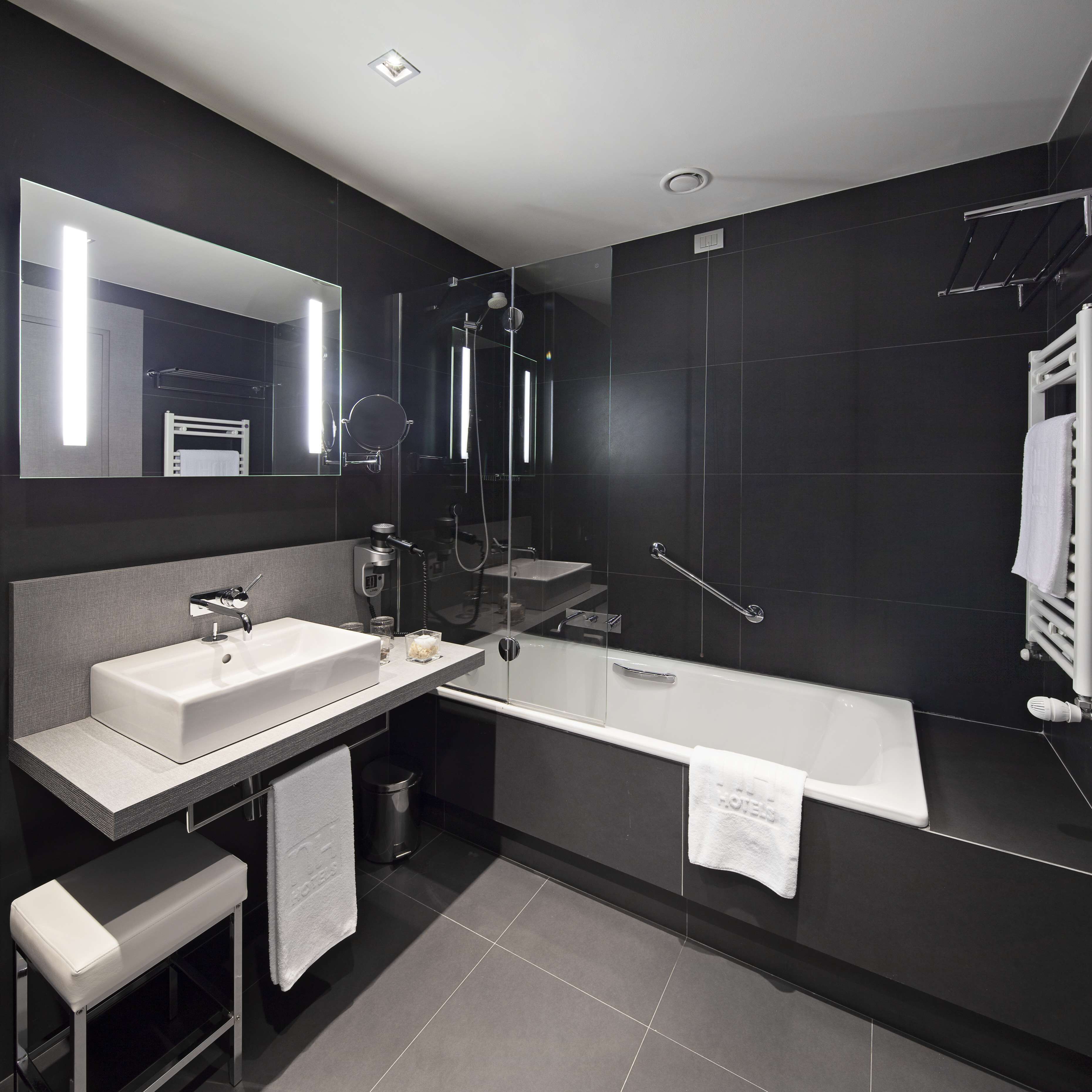 combined shower/bathtub, eco-friendly toiletries, hair dryer, bidet