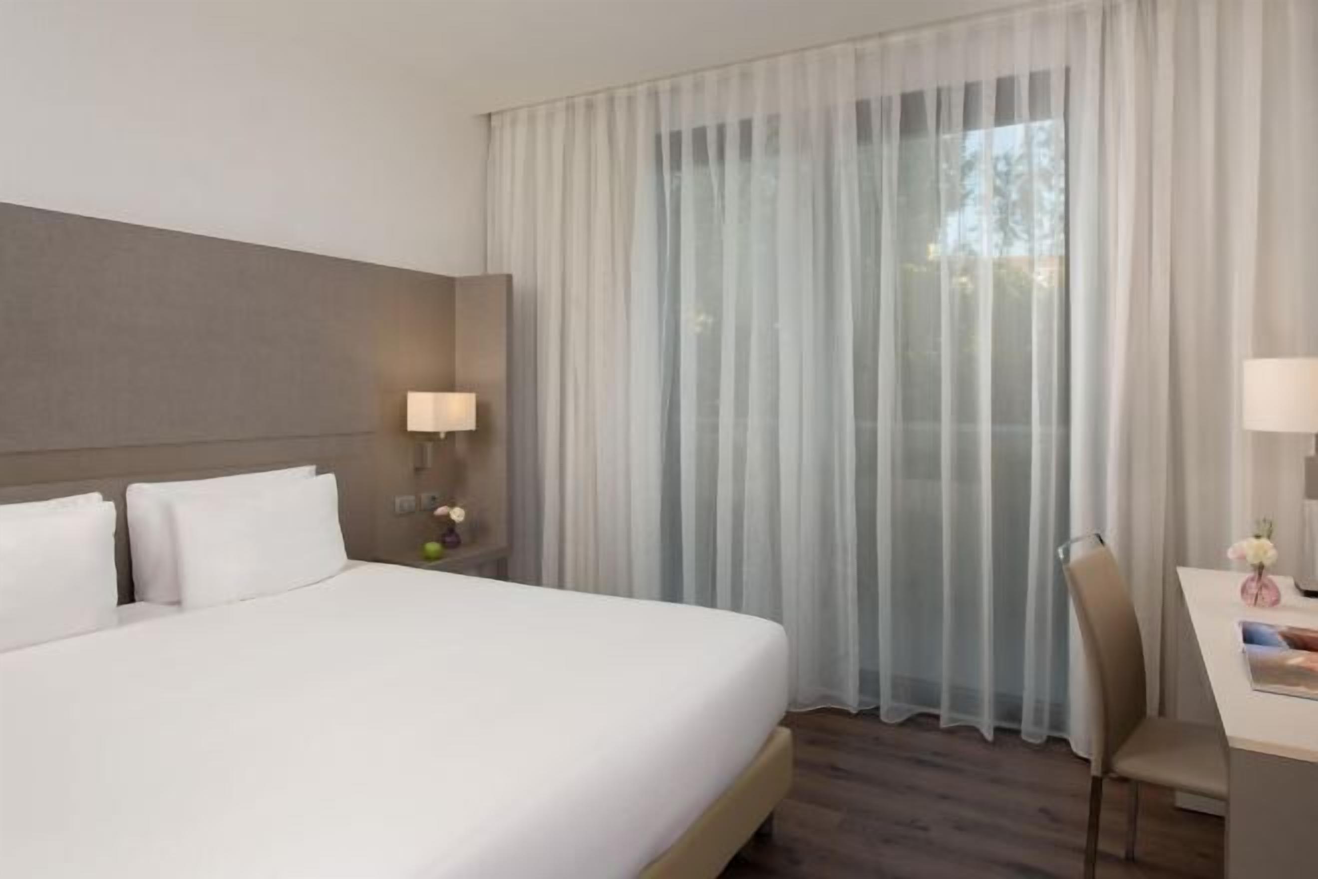 أغطية فراش متميزة وميني بار وخزنة داخل الغرفة ومكتب