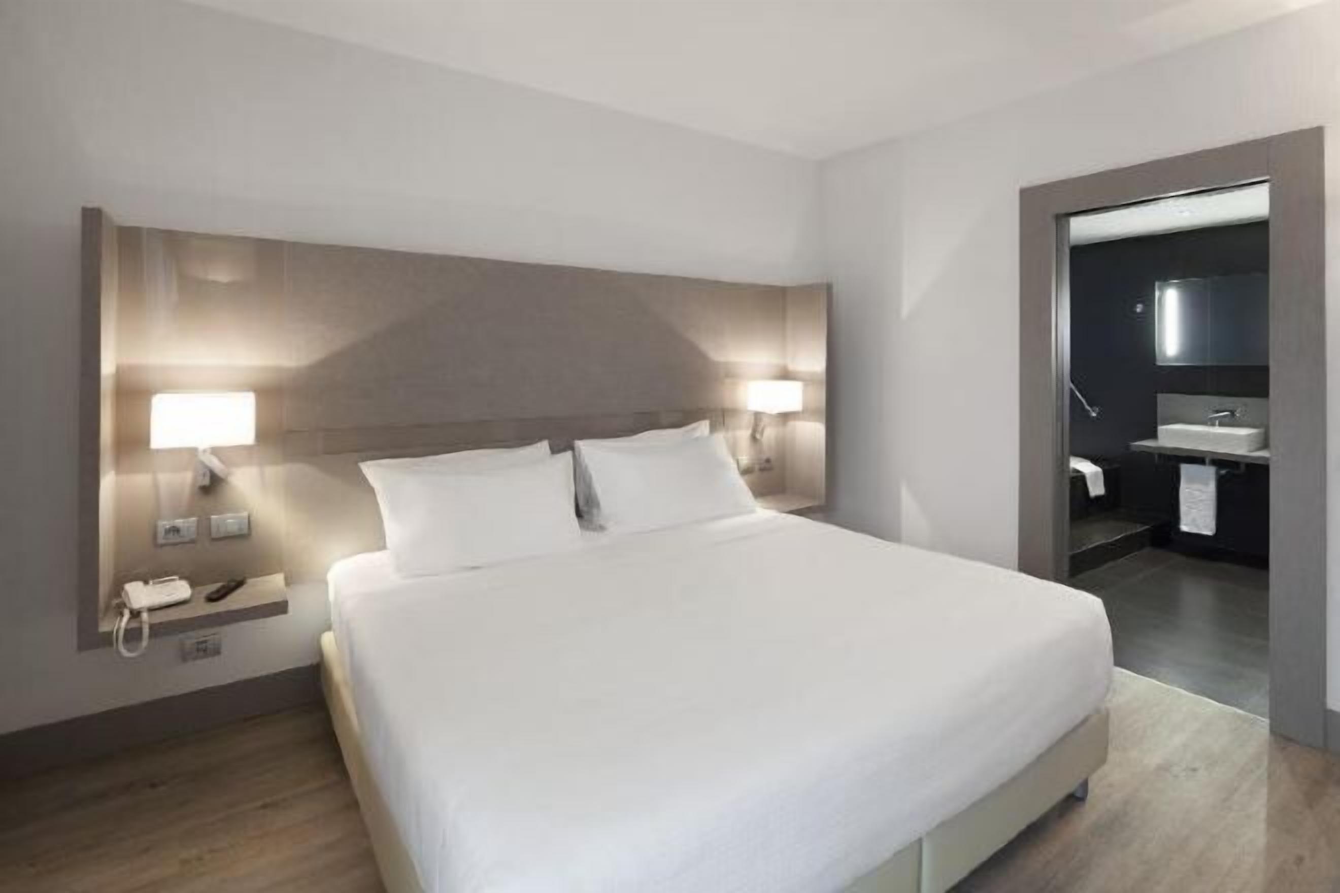 고급 침구, 미니바, 객실 내 금고, 책상