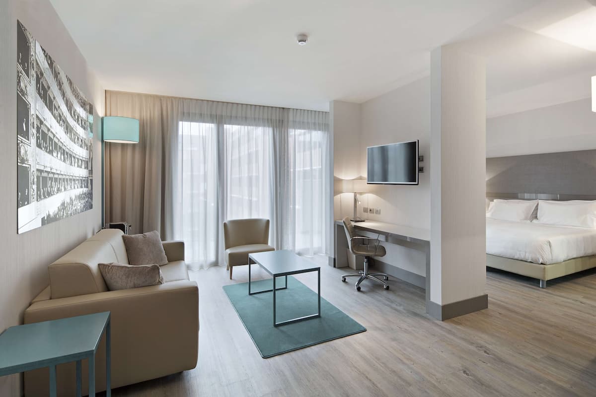 Roupas de cama premium, frigobar, cofres nos quartos, escrivaninha