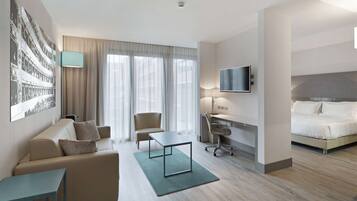 Hochwertige Bettwaren, Minibar, Zimmersafe, Schreibtisch