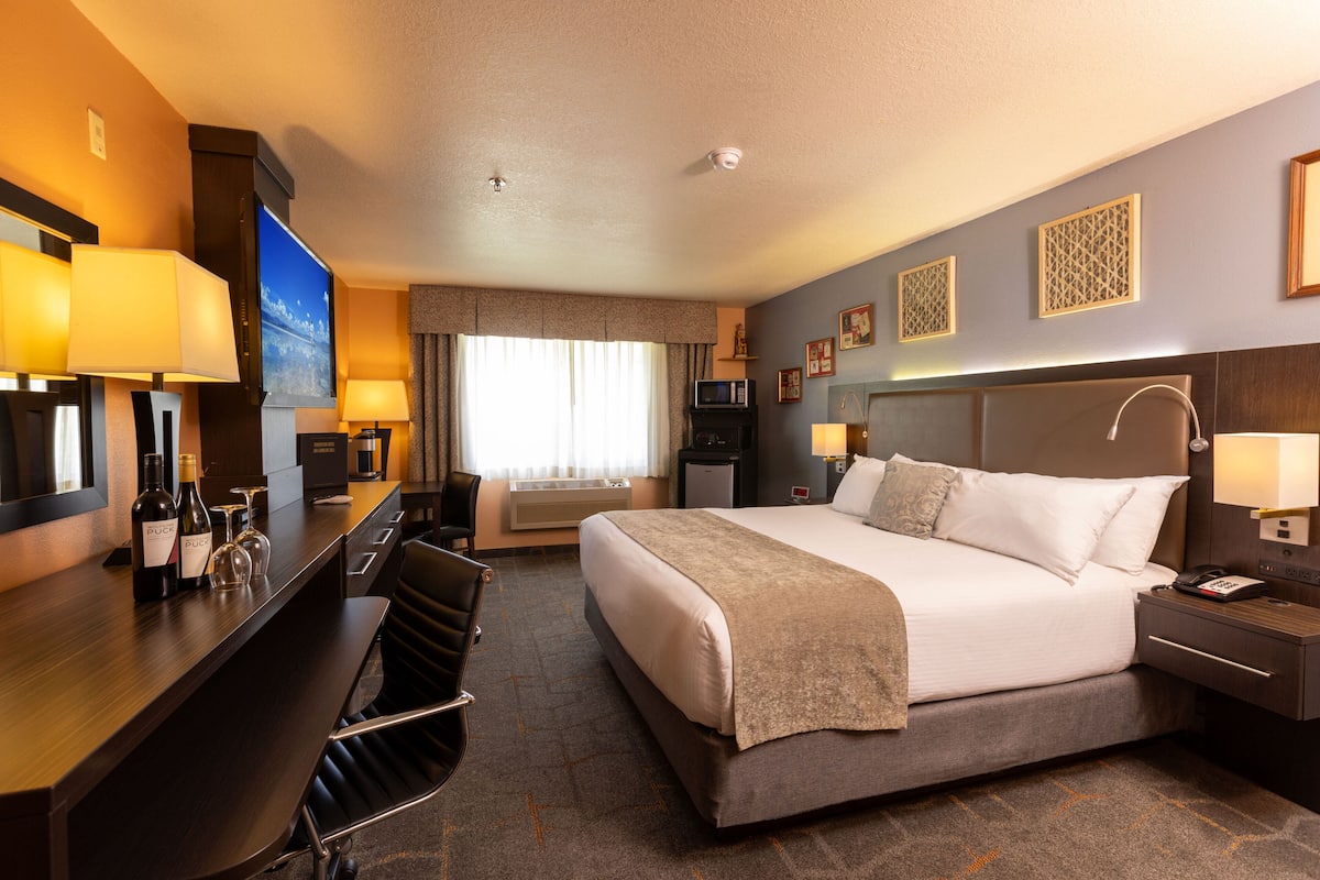 Deluxe Room, 1 King Bed | Premium bedding, down comforters, Tempur-Pedic beds, in-room safe