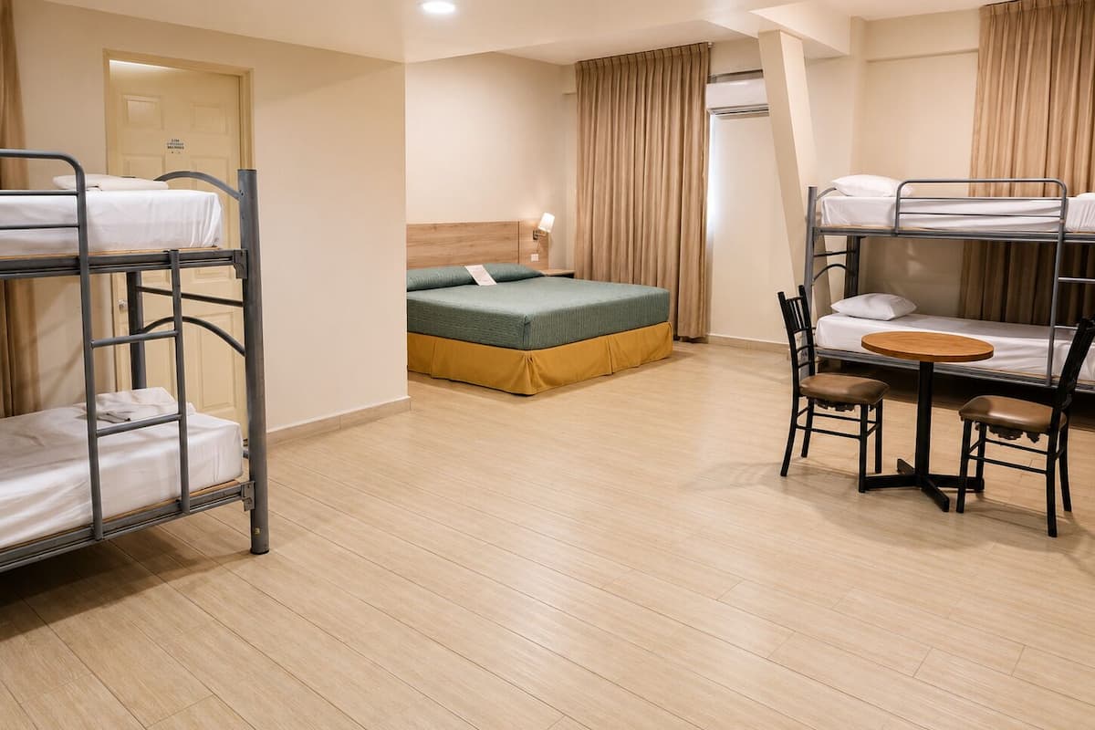 Suite junior, 1 habitación, para no fumadores | Caja de seguridad en la habitación y espacio para trabajar con laptop
