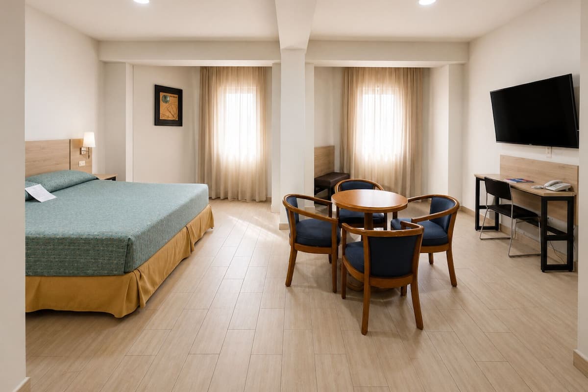 Suíte júnior, 1 cama King, para não fumantes | Cofres nos quartos, espaço de trabalho para notebook, Wi-Fi de cortesia