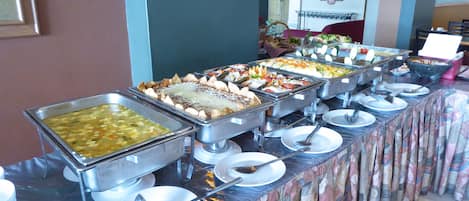 Cooked-to-order breakfast for a fee on weekdays