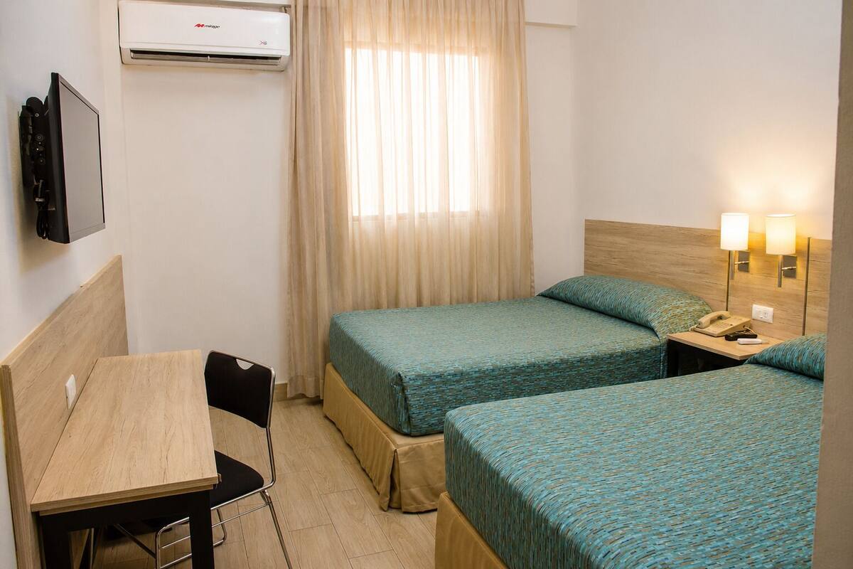 Quarto standard, 2 camas de casal, para não fumantes | Cofres nos quartos, espaço de trabalho para notebook, Wi-Fi de cortesia
