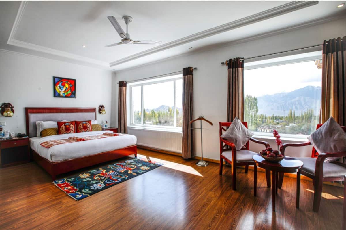In-room safe, desk, laptop workspace, soundproofing