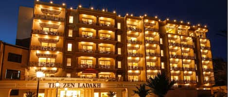 Overnatningsstedets facade – aften/nat