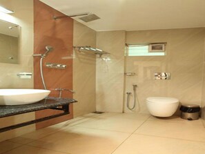 Camera Deluxe | Bagno | Doccia, set di cortesia gratuito, asciugacapelli