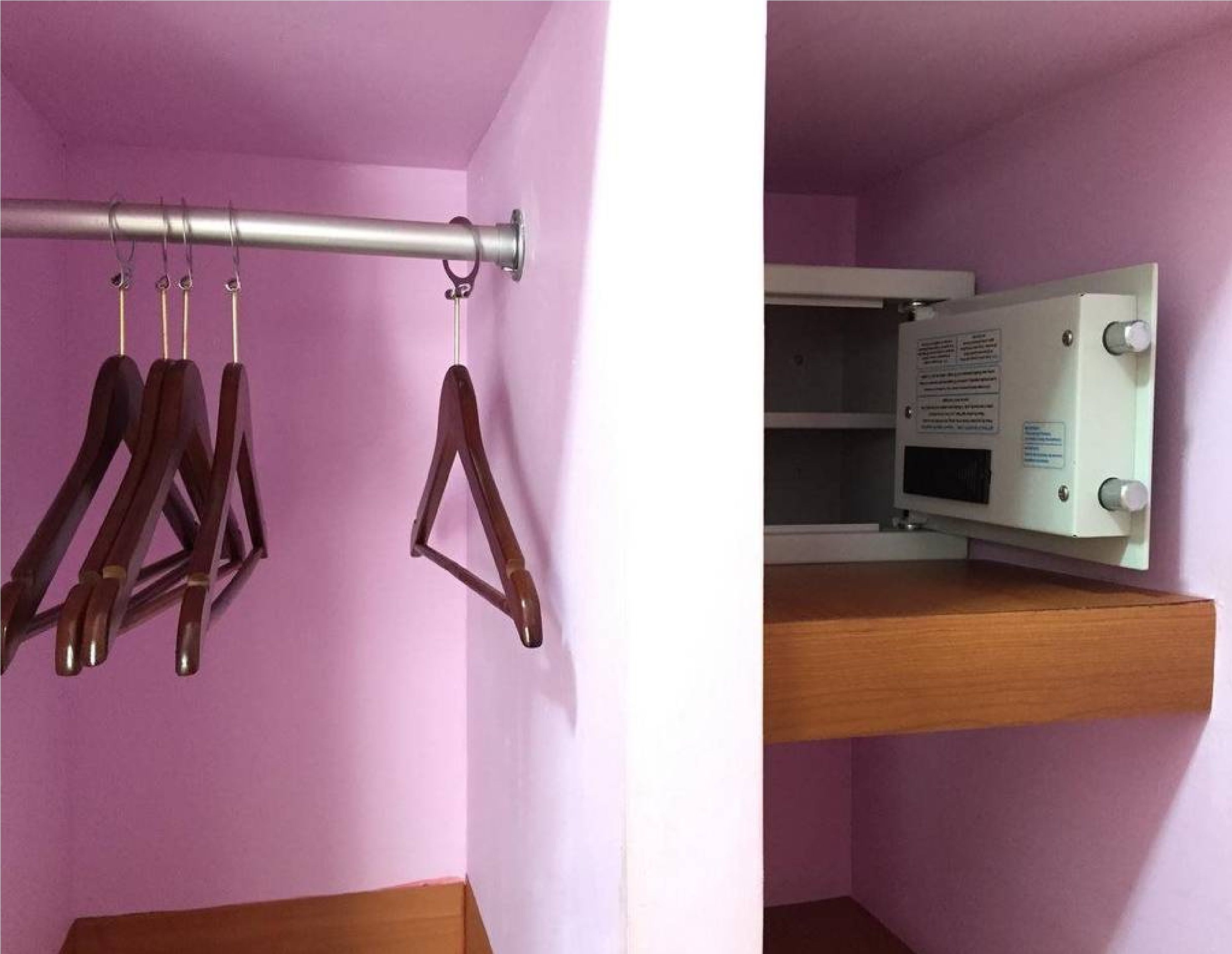 minibar, in-room safe, desk