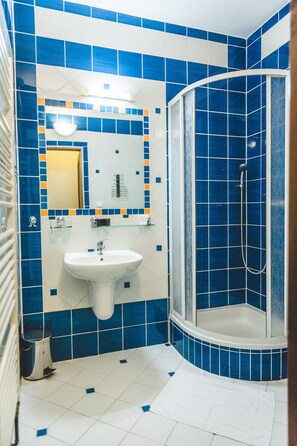 Chambre simple | Salle de bain | Douche, articles de toilette (gratuits), séchoir à cheveux