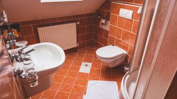 Ein Badezimmer mit einer Badewanne, einem Waschbecken und einer Toilette.