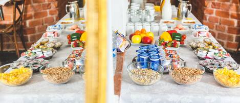 Uma mesa de buffet com diversos alimentos e acompanhamentos.