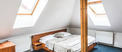 Double Room | In-room safe, iron/ironing board, free WiFi, bed sheets