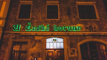 Overnatningsstedets facade – aften/nat