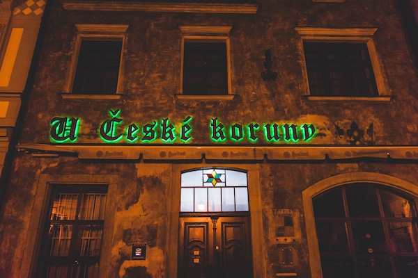 A szálláshely homlokzata – este/éjszaka