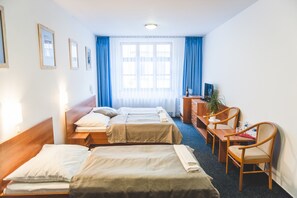 Dreibettzimmer | Zimmersafe, Bügeleisen/Bügelbrett, kostenloses WLAN, Bettwäsche