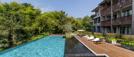 Piscina externa, funciona das 7h às 19h, guarda-sóis, espreguiçadeiras