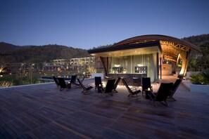 2 bars/lounges, poolside bar