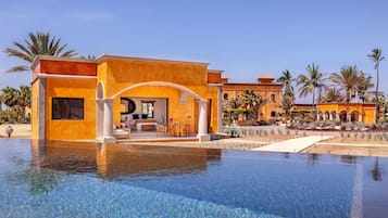 Minibar (inkludert), safe på rommet og skrivebord for bærbar PC