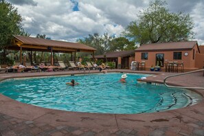 Outdoor pool, pool umbrellas, sun loungers - White Stallion Ranch (Tucson)