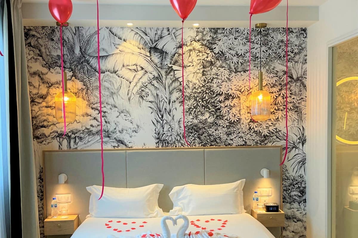 Värdeförvaringsskåp på rummet, arbetsyta för laptop och ljudisolering