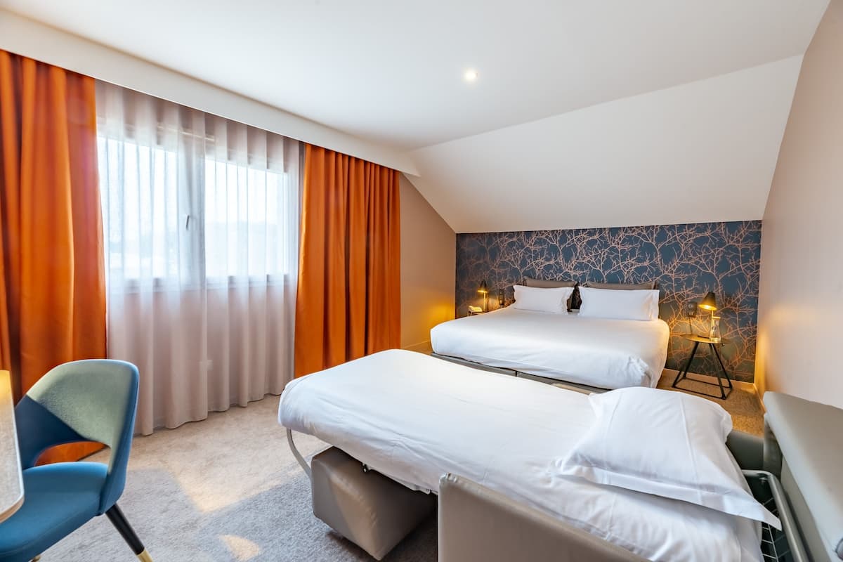 Värdeförvaringsskåp på rummet, arbetsyta för laptop och ljudisolering