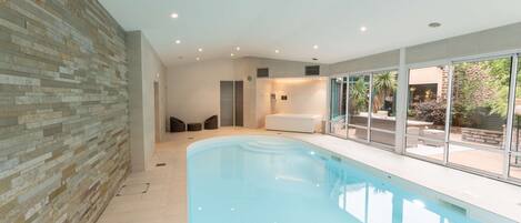 Indoor pool, sun loungers