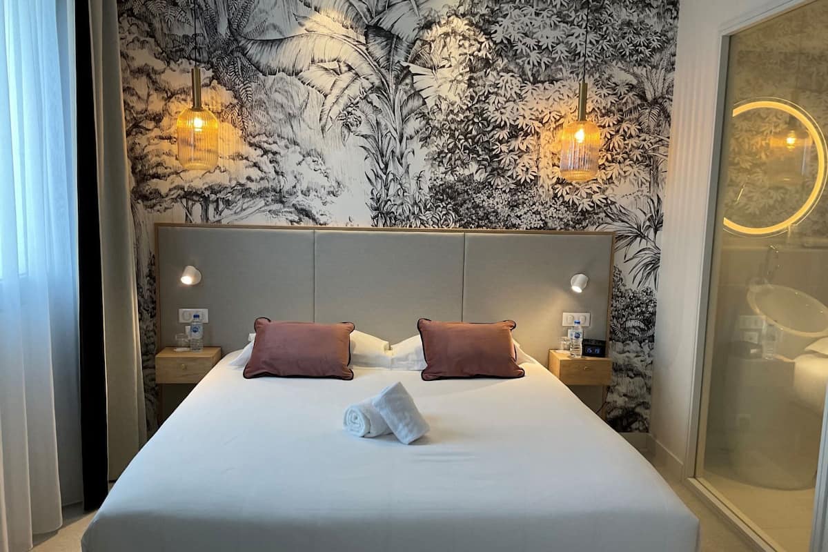 Värdeförvaringsskåp på rummet, arbetsyta för laptop och ljudisolering