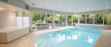 Innenpool, LiegestĂŒhle