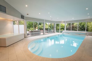 Indoor pool, sun loungers - Brit Hotel Ker Lann Aeroport - Parc Expo (Bruz)