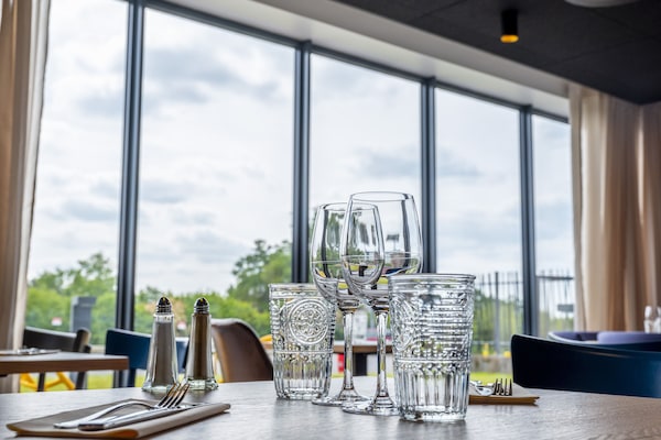 Melayani makan siang dan makan malam dengan sajian masakan Prancis