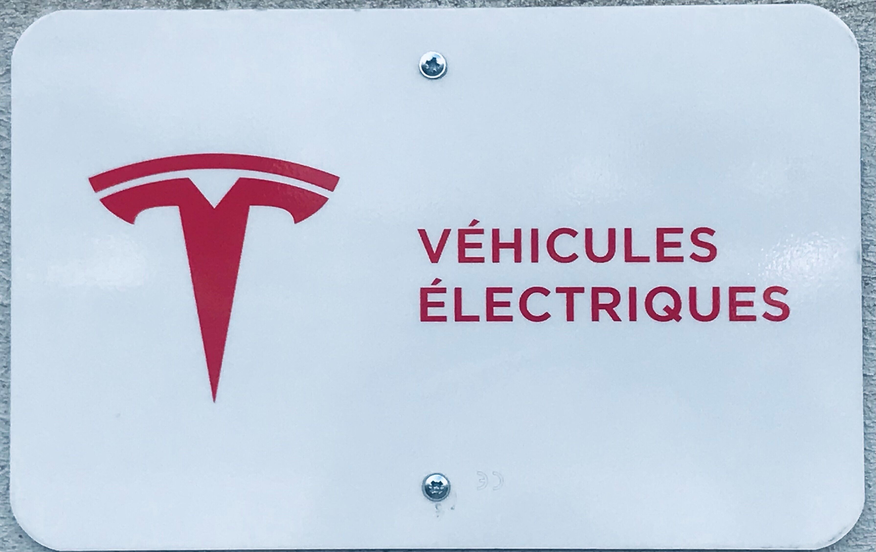 Un cartel con un logotipo rojo y el texto 