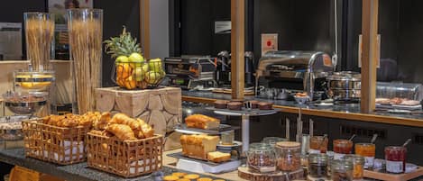 بوفيه فطور يوميًا بتكلفة قدرها (15.50 EUR للشخص)