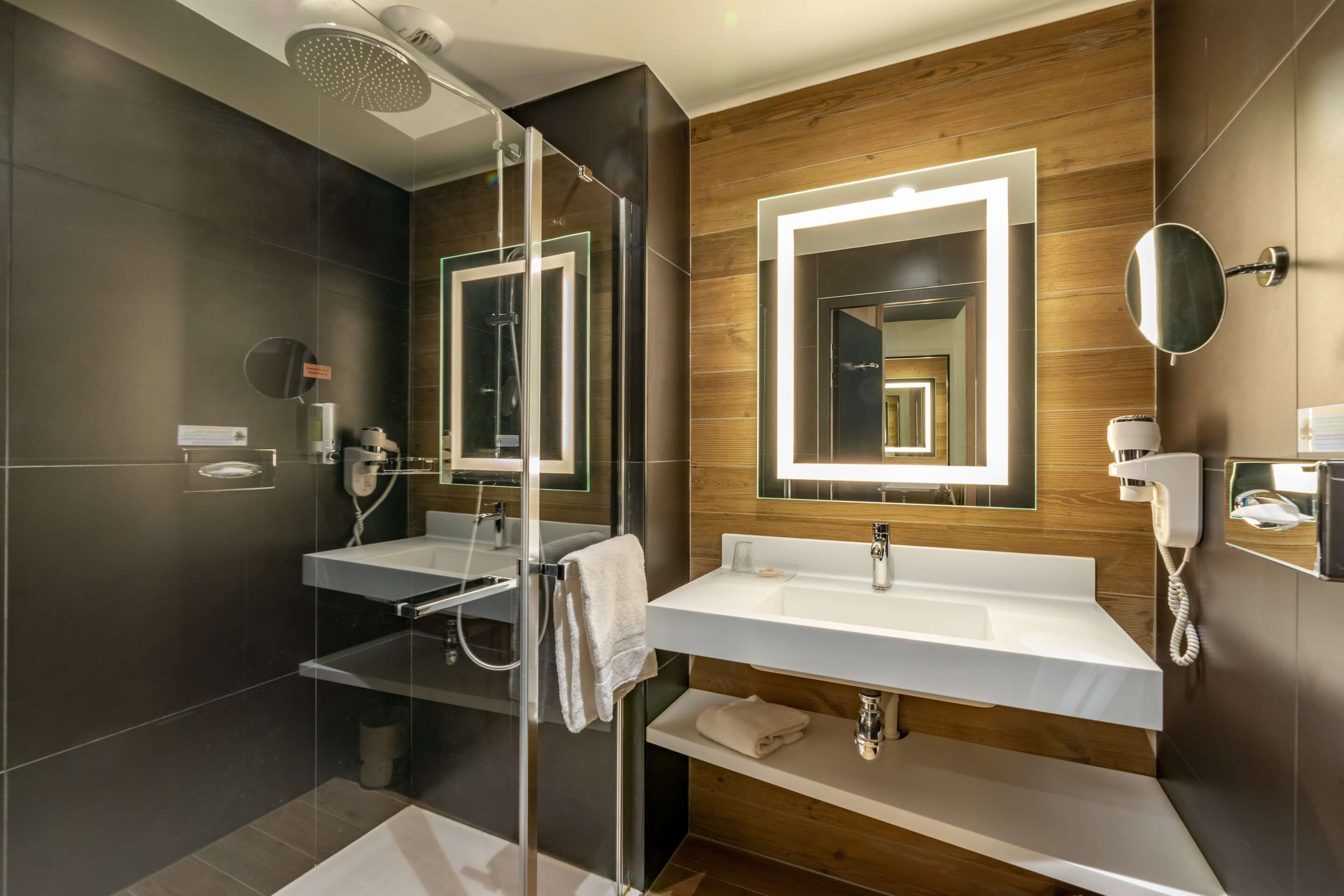 1 bedroom, in-room safe, laptop workspace, soundproofing